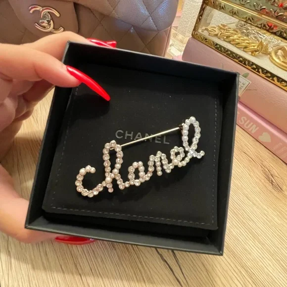 CHANEL
Metal Glass Swirling Pearls Brooch Pin Gold - Picture 3 of 8